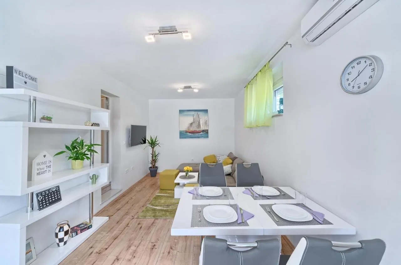 Apartment In Kastel Luksic With Terrace, Air Conditioning, W-Lan, Washing Machine 5107-2 Kastela