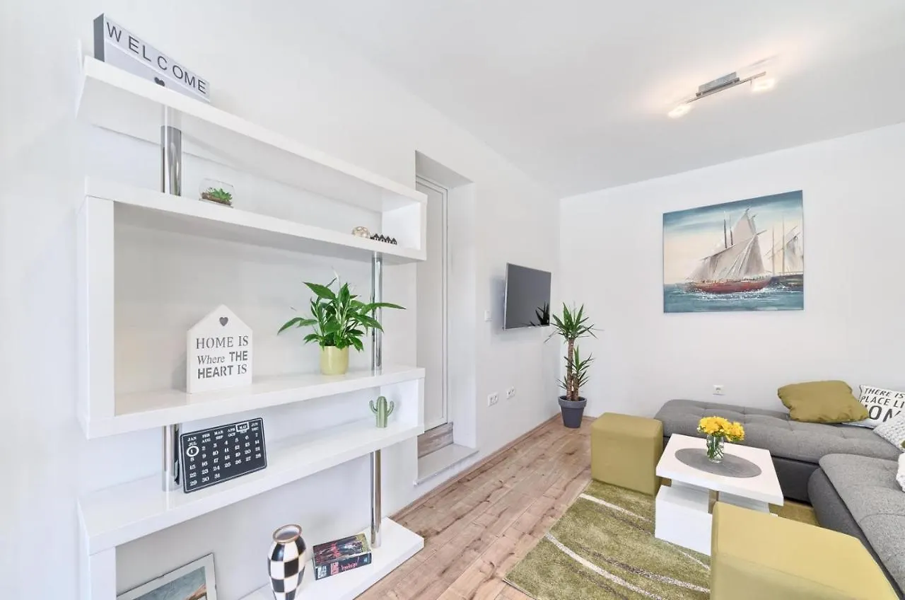 Apartment In Kastel Luksic With Terrace, Air Conditioning, W-Lan, Washing Machine 5107-2 Kastela