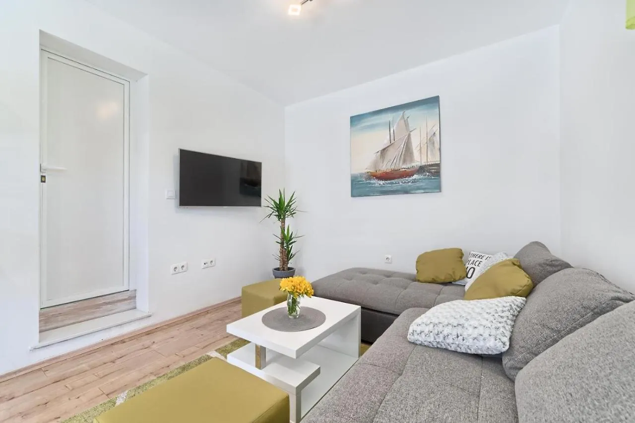 Apartment In Kastel Luksic With Terrace, Air Conditioning, W-Lan, Washing Machine 5107-2 Kastela