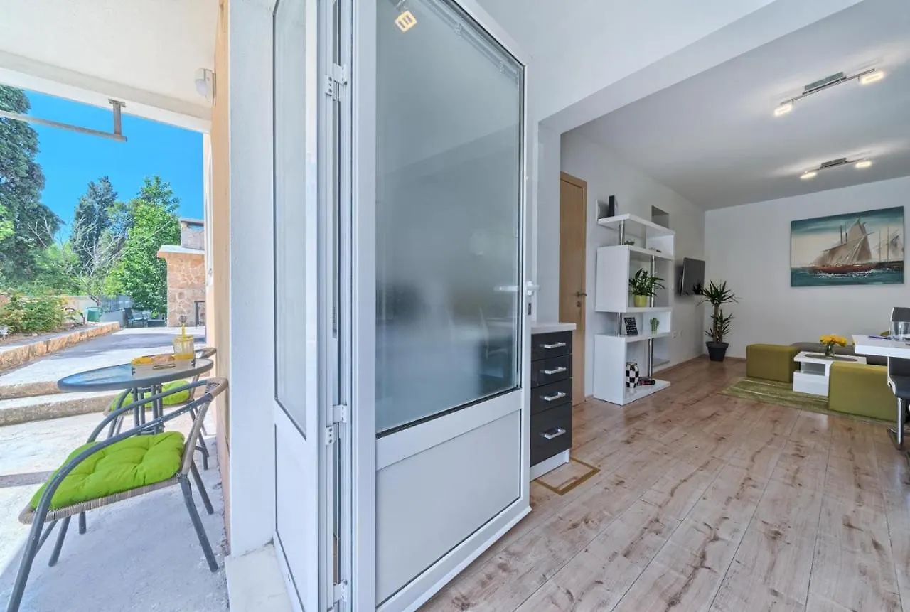 Apartment In Kastel Luksic With Terrace, Air Conditioning, W-Lan, Washing Machine 5107-2 Kastela Croatia