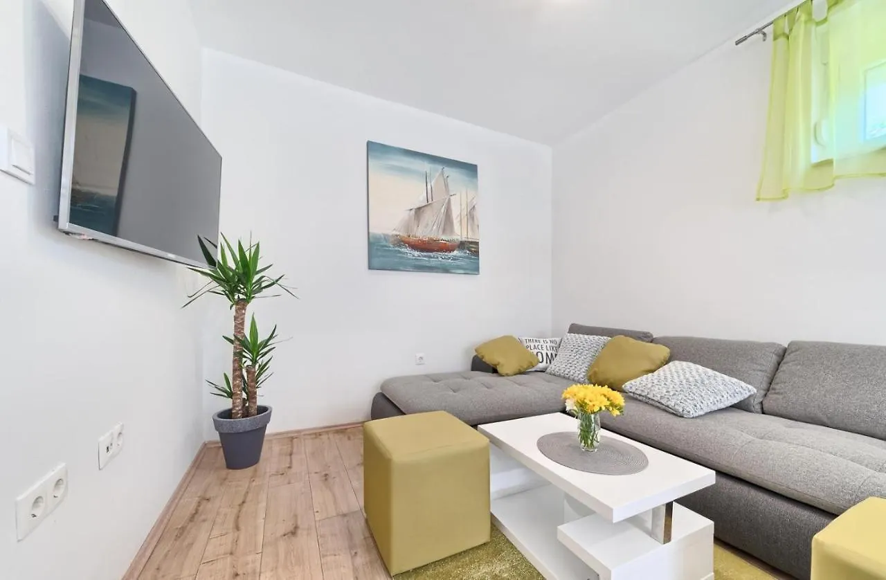 Apartment In Kastel Luksic With Terrace, Air Conditioning, W-Lan, Washing Machine 5107-2 Kastela