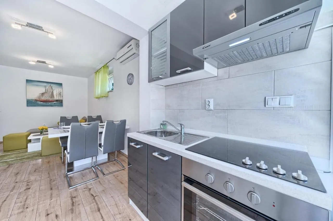Apartment In Kastel Luksic With Terrace, Air Conditioning, W-Lan, Washing Machine 5107-2 Kastela 0*,