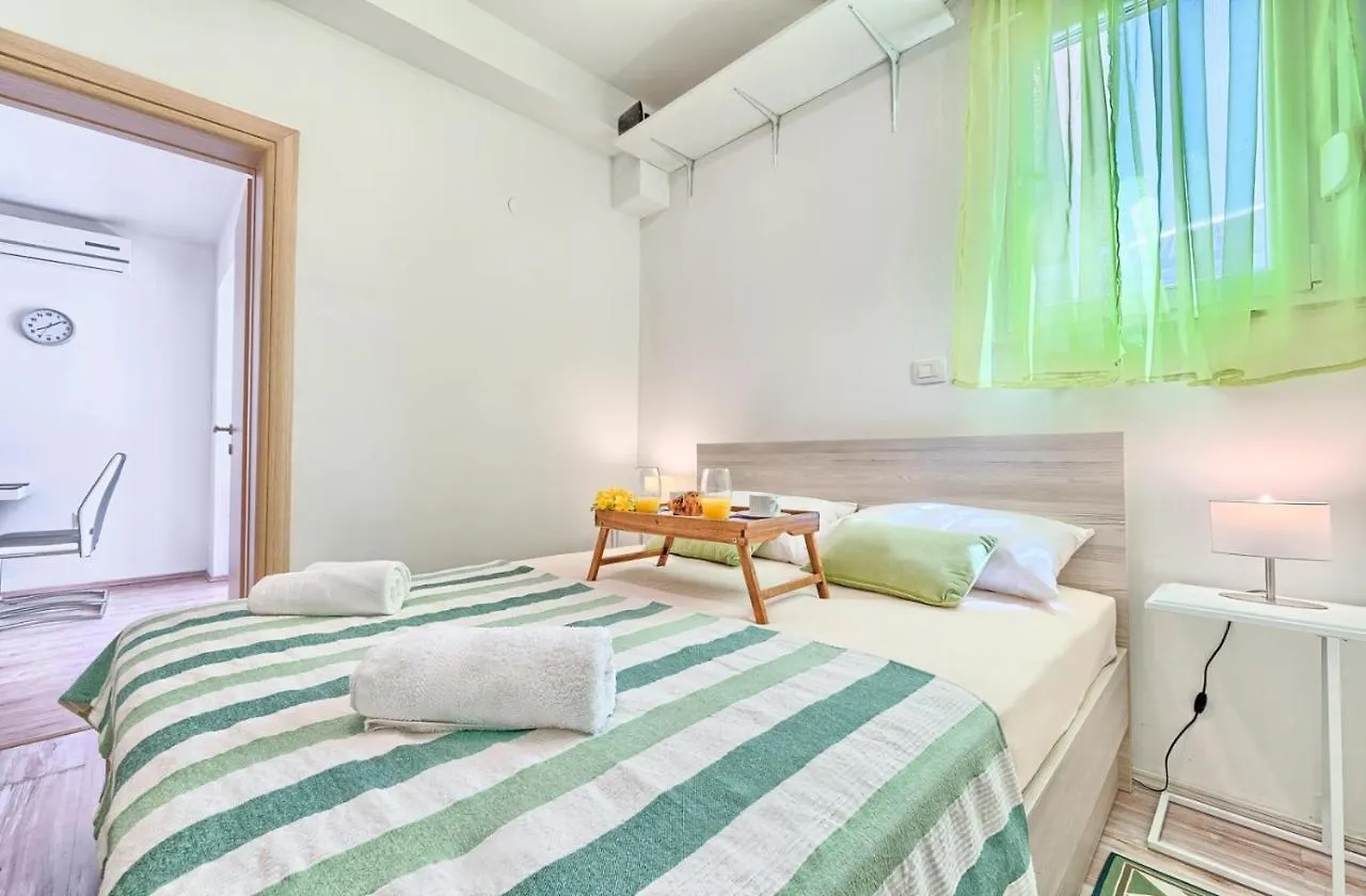 Apartment In Kastel Luksic With Terrace, Air Conditioning, W-Lan, Washing Machine 5107-2 Kastela