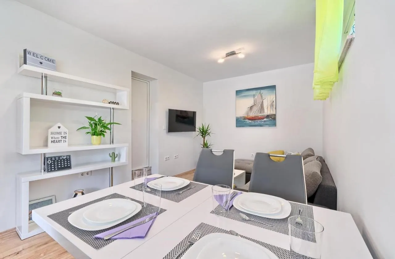 Apartment In Kastel Luksic With Terrace, Air Conditioning, W-Lan, Washing Machine 5107-2 Kastela