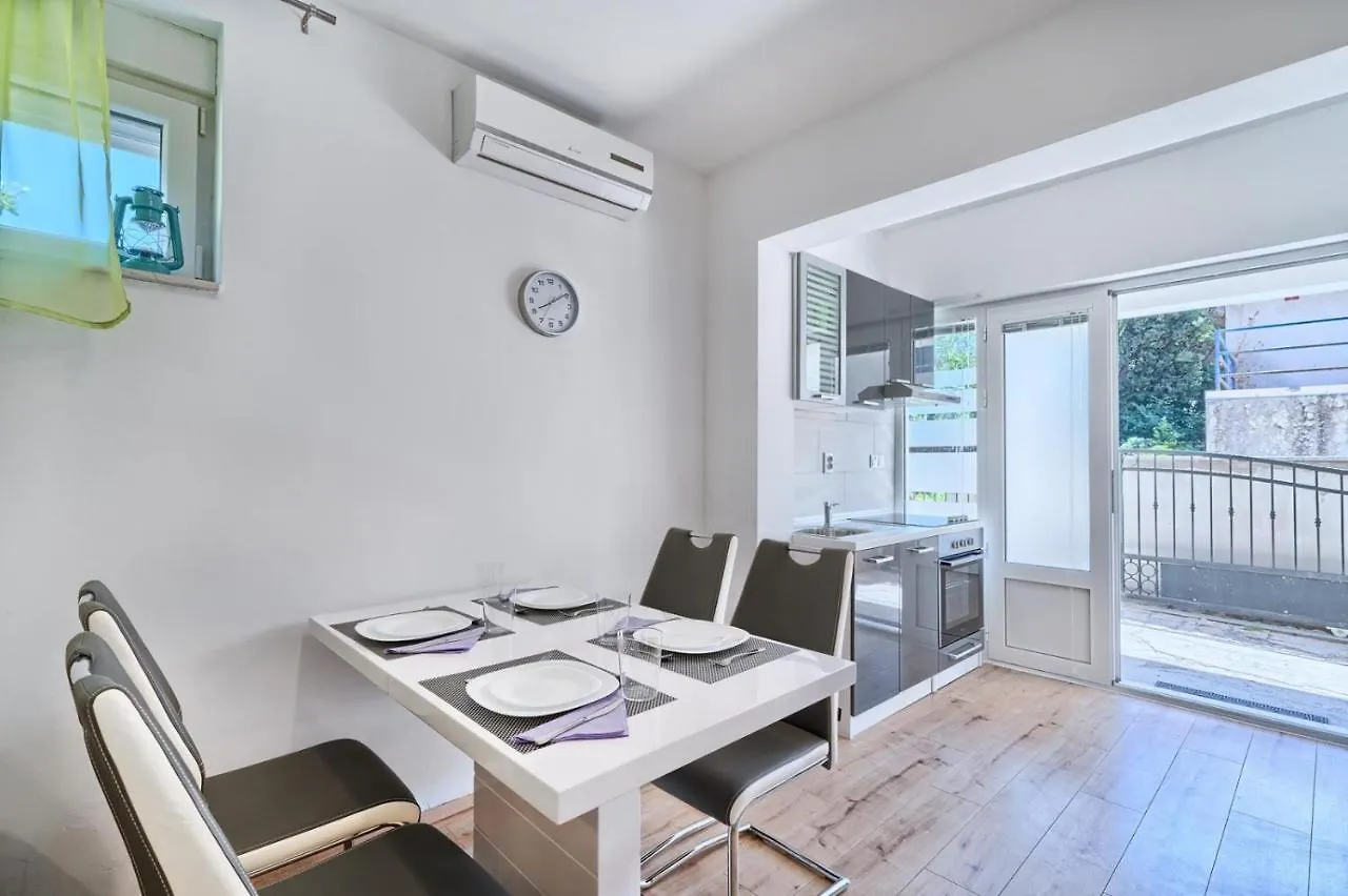 Apartment In Kastel Luksic With Terrace, Air Conditioning, W-Lan, Washing Machine 5107-2 Kastela