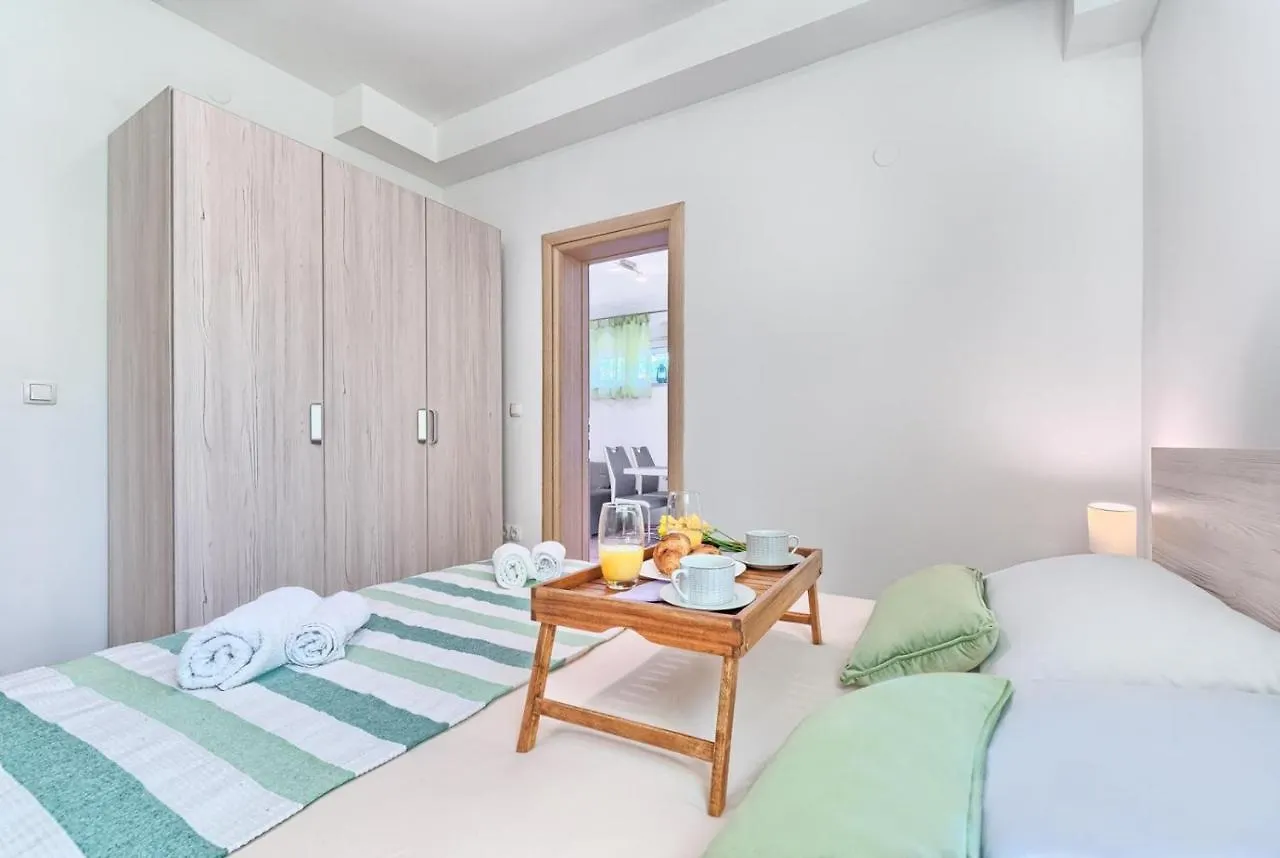 Apartment In Kastel Luksic With Terrace, Air Conditioning, W-Lan, Washing Machine 5107-2 Kastela 0*,  Croatia