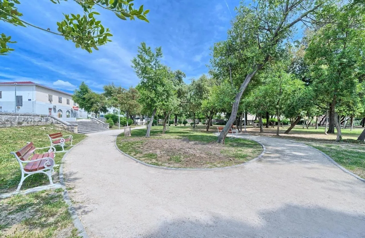Apartment In Kastel Luksic With Terrace, Air Conditioning, W-Lan, Washing Machine 5107-2 Kastela Croatia