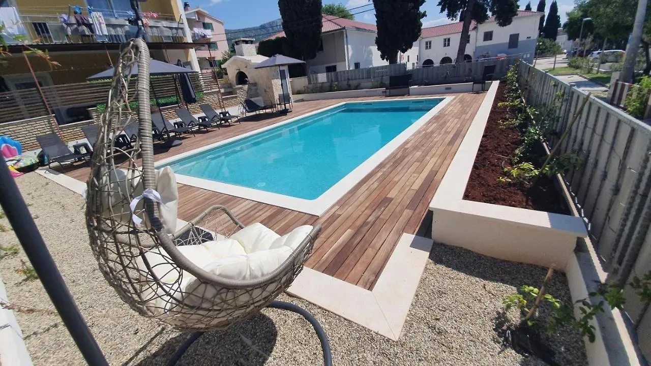 Apartment In Kastel Luksic With Terrace, Air Conditioning, W-Lan, Washing Machine 5107-2 Kastela