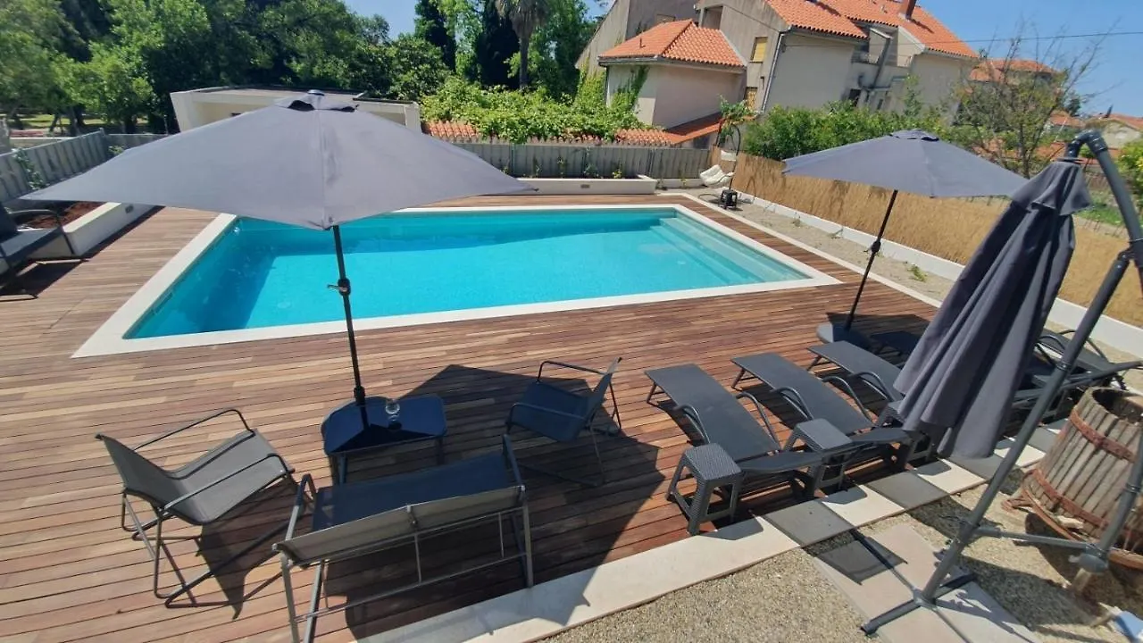 Apartment In Kastel Luksic With Terrace, Air Conditioning, W-Lan, Washing Machine 5107-2 Kaštela 0*,  크로아티아