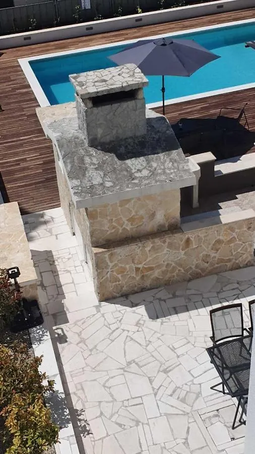 Apartment In Kastel Luksic With Terrace, Air Conditioning, W-Lan, Washing Machine 5107-2 Kastela